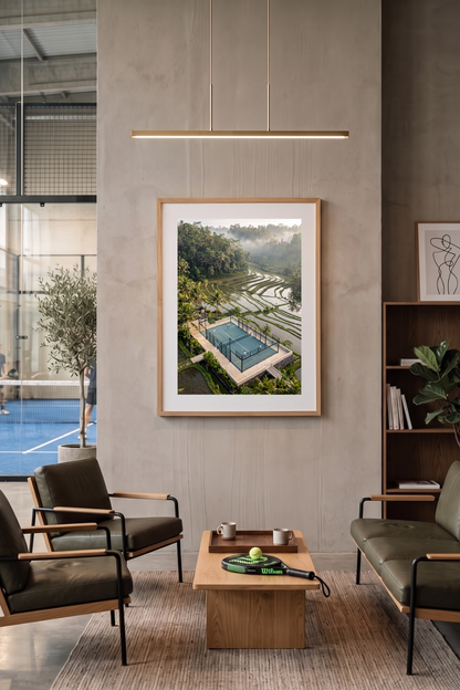 Gerahmtes Padel Poster: Padel Court zwischen smaragdgrünen Reisterrassen im tropischen Dunst