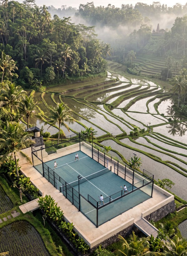 Gerahmtes Padel Poster: Padel Court zwischen smaragdgrünen Reisterrassen im tropischen Dunst